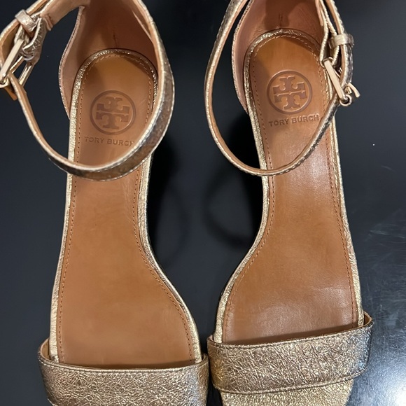 Tory Burch Gold Savannah Wedge- Sz 7.5 - Picture 2 of 8